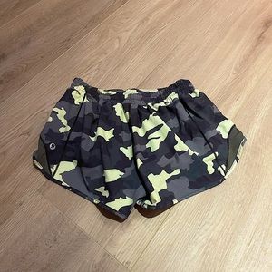 Lululemon Hotty Hots Size 6 Camo 2.5 inseam